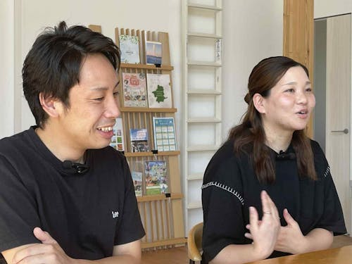 インタビューを受けるご夫妻