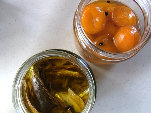 近所のしらす屋さんでもらったシコイワシはオイル漬けに、金柑は蜂蜜漬けに