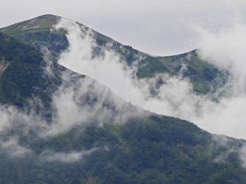 層雲峡は溶岩が石狩川の流れで侵食して、約1万年の年月をかけて生み出されました。