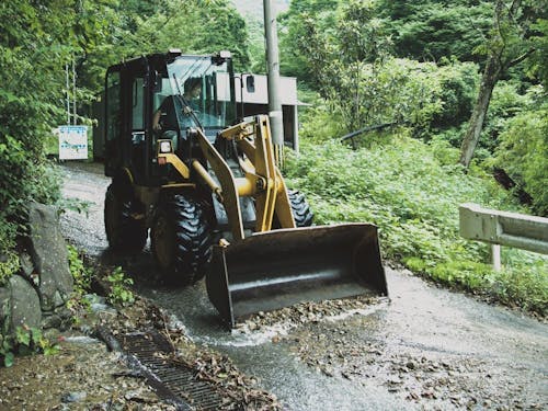 大雨のあとには山の斜面から道路へ土砂が流れ込みますが、すぐに重機が片付けます
