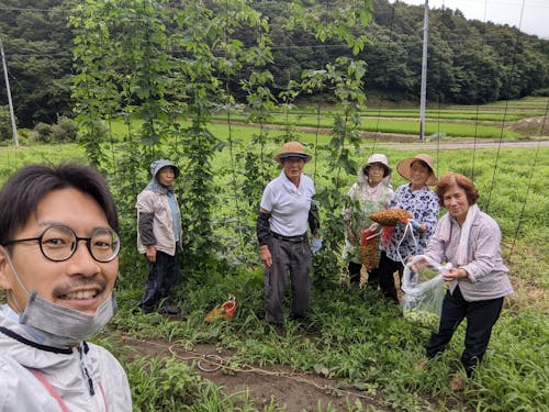 協力隊とホップ作りの様子