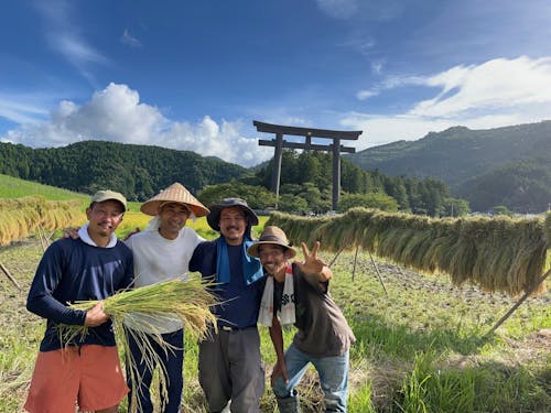 地元住民との収穫時の様子
