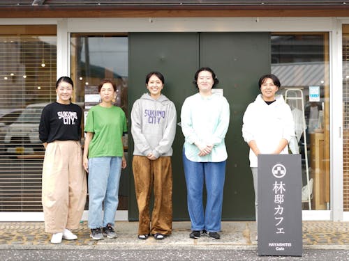 写真右:竹村さん、写真中央:西尾さん