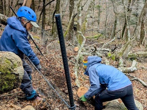 鉾岳　鹿侵入防止ネット点検作業中の様子