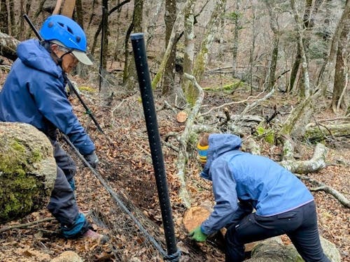 鉾岳 鹿侵入防止ネット点検作業中の様子
