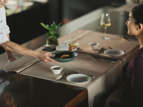 お客様のお好みを取り入れながら、サプライズなお料理を提供します。