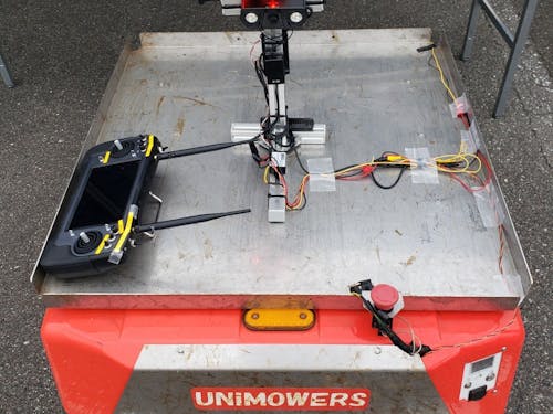 昨年度中学生と共同で考案した電動草刈機