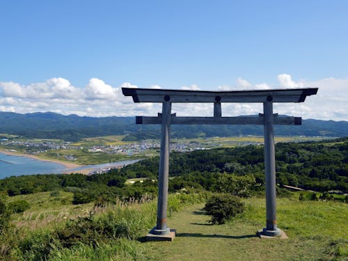 町内を一望できる夷王山神社には「神の道」の言い伝えがあります。