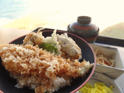 道の駅もんじゅ名物「てっくい天丼」。海も山も近い地域ならではの食の楽しみも。
