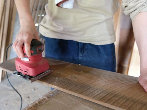 木材をなめらかに研磨