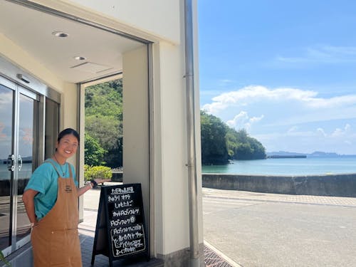 直売所の目の前には、母島の海が広がります。通りがかりの島民の方へご挨拶も。