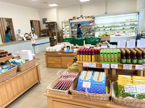 父島の直売所。島の独自の農作物やお土産を求め、たくさんの観光客の方が訪れます。