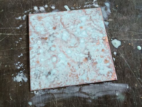 緑青（ろくしょう）を発生させる薬品の塗布。素敵なブルーの模様に仕上がります