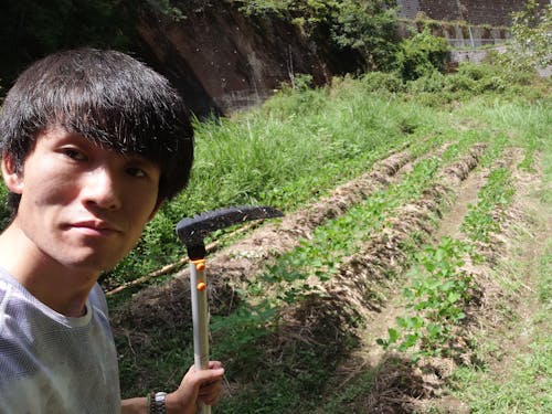 畑づくり。肥料や農薬を使わず、手作業のみでやり切ったのは大きな成功体験に。