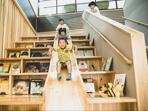 誰もがくつろぎ、交流できるようにつくられたKaterieの館内