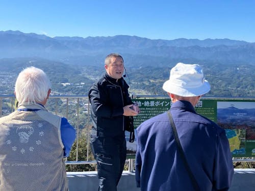 秩父を一望できる場所でのガイド