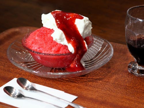 完熟イチゴをまるごと使用した、ラグジュアリーなかき氷。