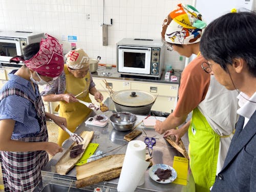 丁稚羊羹を手作りする学生と地元講師