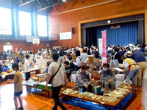 廃校を活用したマルシェ開催時の様子