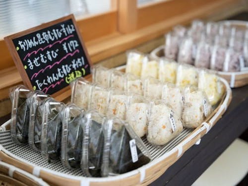 具材はできる限り地元産。手作業でほぐしたサケむすびはリピーターも ©くじらの髭