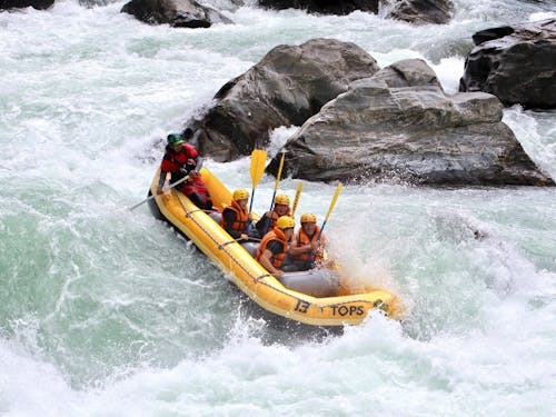 スリル満点の吉野川ラフティング