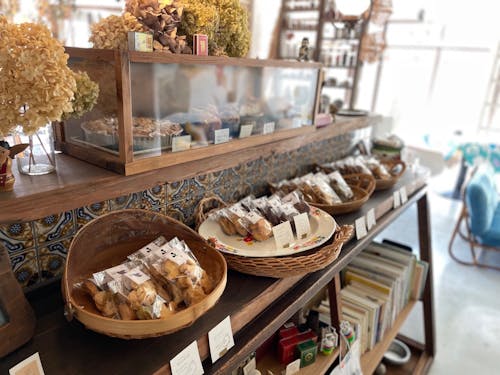 優しい甘みのこだわりの焼き菓子。テイクアウトのみの利用も可能。