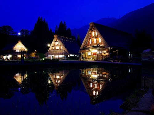 菅沼合掌造り集落ライトアップ　水田に浮かぶ逆さ合掌(上平)