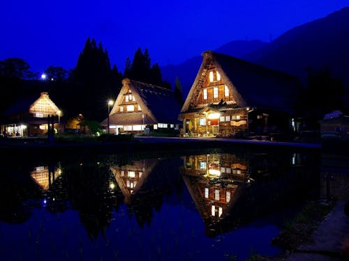 菅沼合掌造り集落ライトアップ 水田に浮かぶ逆さ合掌(上平)