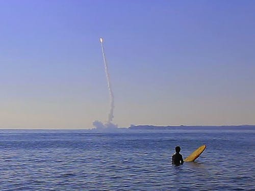 タイミングが合えばサーフィン中にロケットが見えることも。