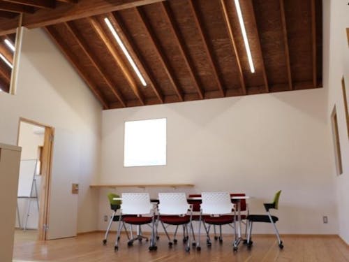 伊那産のカラマツを使ったフローリングの共有スペース。中央アルプスが望めます。