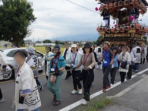 山車曳航に参加、地区の皆さんと一緒に町中を曳いて歩きます