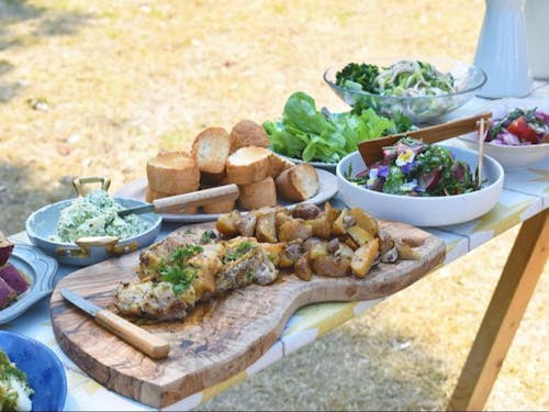 西都市産で作る冬のテーブルコーディネートで、移住の先輩との団らんを楽しむ。