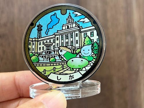 オリジナルデザインのアクリルスタンド。仕事机のモニター下にぴったり!