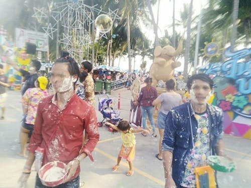 タイの水掛け祭り「ソンクラーン」。水を掛けてもマイペンライ(気にしない)