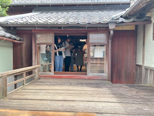 日野商人が鯛そうめんを食べたという桟敷窓について紹介されている様子