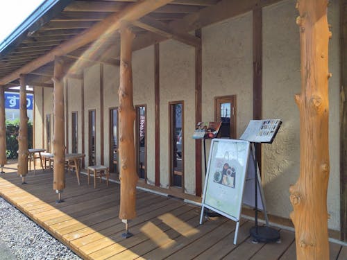 木と土壁で温もりのある茶々丸さんのお店