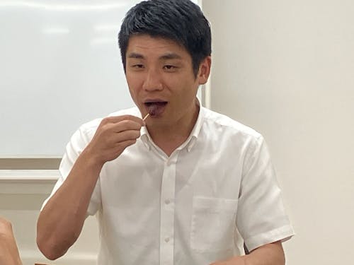 丁稚羊羹を召し上がる町長