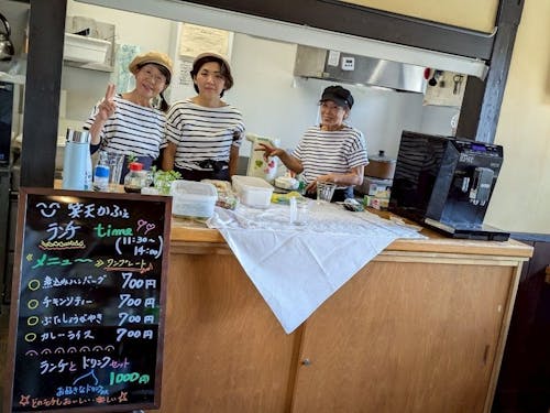 平尾さん（1番左）とこの日手伝いに来ていた2人のスタッフさん。