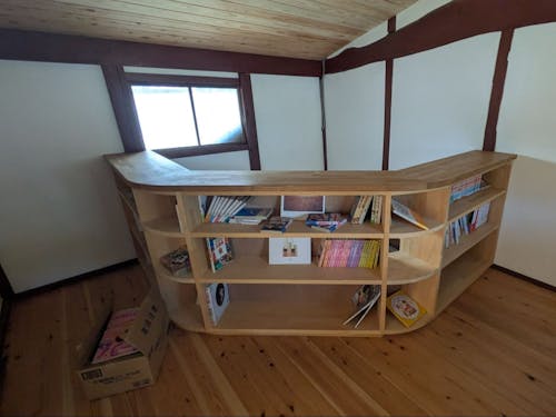 地域の方から頂いた本。2階スペースにて。