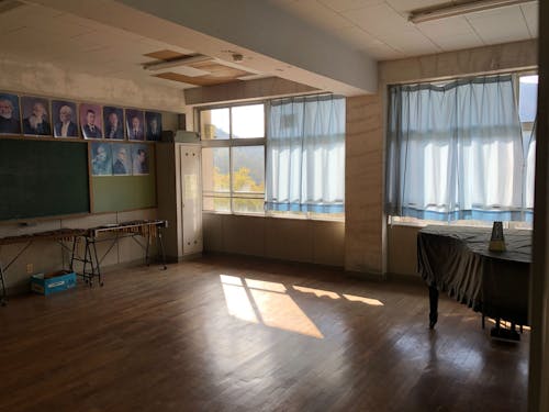 住宅だけでなく、廃校など空き施設の活用も活動に含まれます