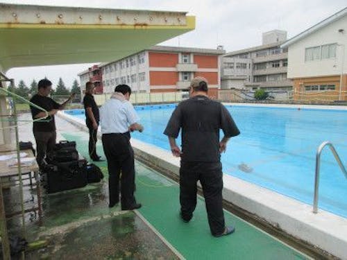 慶應義塾大学の先生らと実施した水中ドローンの操縦体験(写真は船引高校HPより)