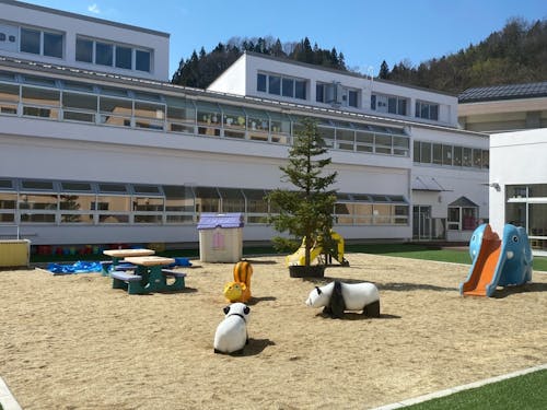 のびのび遊べる中庭が魅力のこども園