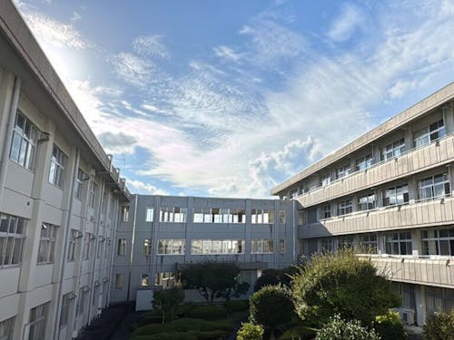 中庭からの風景。高台に位置するため眺望も良い