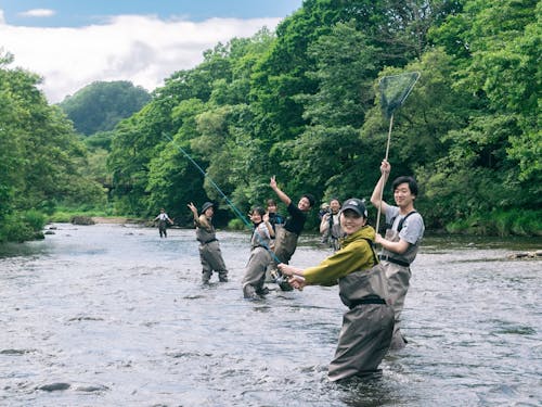 ゲストハウススタッフやゲストと一緒に川に遊びに行ったり