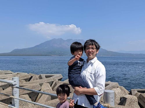 桜島をバックに家族写真