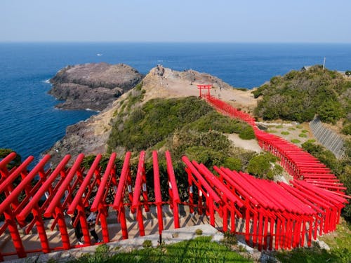 ①「元乃隅神社」赤・青・緑のコントラストが美しい