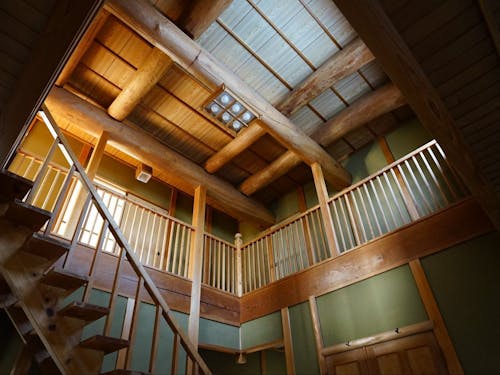 目を引く木造の吹き抜け玄関