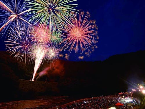 今年で49回目を迎える花火大会は、山に鳴り響く爆音が売り。毎年多くの人が訪れます