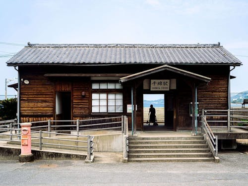 レトロな木造駅舎と美しい大村湾が一望できる千綿駅。