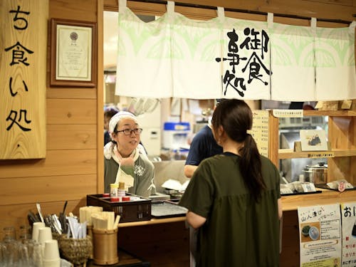 たち食い処　自社製品の「山人だれ」を使った豚丼が人気